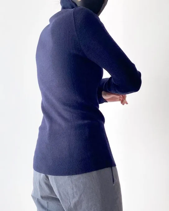 【快適】スッキリ見えるのにあったかい無印良品の「楽ちんセーター」着回し力バツグンなんです! 無印良品の「リブタートルセーター」が優秀!ほどよいフィット感で、体型がキレイに見えるの!ウールで暖かいのに首元はチクチクしにくい素材になってて、快適ですよ〜 