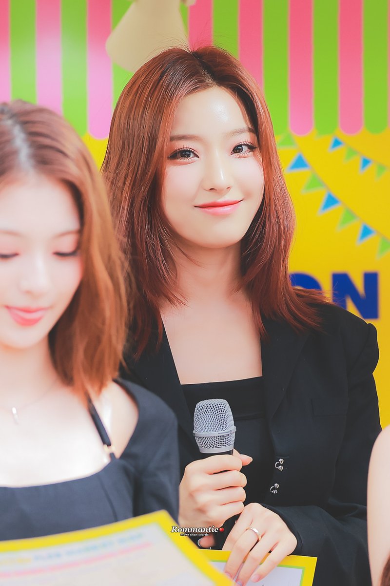 Rommantic0107's tweet photo. 221015 새롬 
🥰
#새롬 #이새롬 #Saerom
#프로미스나인 #FROMIS_9 https://t.co/KY6PFCioEL
