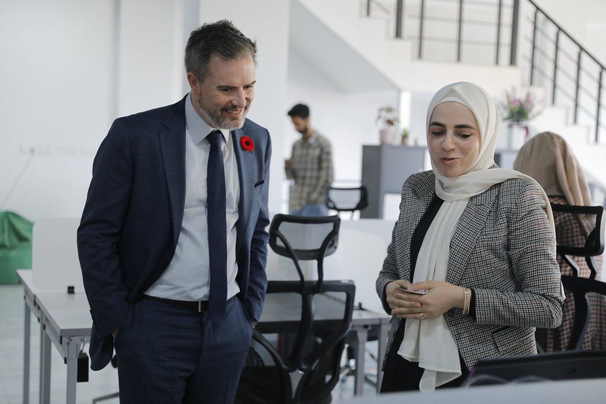 Greg_Galligan's tweet photo. J'ai visité @MosulSpace pour voir comment ils encouragent l'esprit d'entreprise et la technologie chez les jeunes. J'ai également eu la chance de rencontrer certaines des jeunes femmes participant à notre programme d'entrepreneuriat soutenu par #FCIL. #Mossoul était incroyable❤️ https://t.co/fV8GVmhJaJ