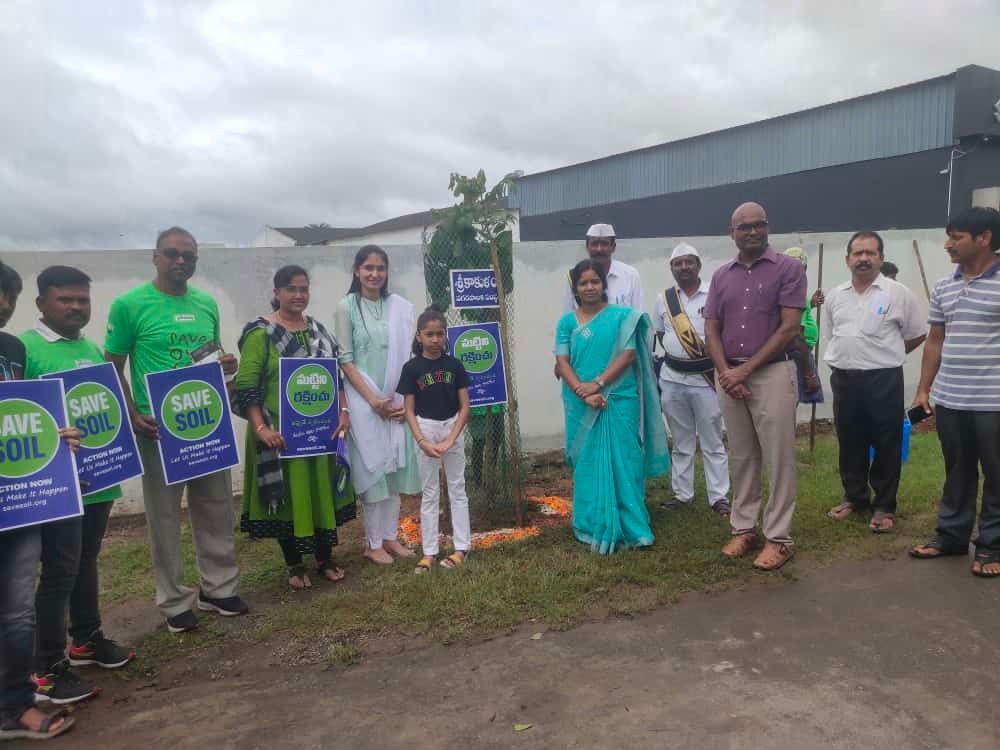 cpsavesoil's tweet image. The IAS Officers' Women's Association showed support to the Save Soil movement by conducting events in Andhra Pradesh.
In the Machilipatnam district, a tree plantation program was organized and #SaveSoil t-shirts were distributed to the attendees.
savesoil.org