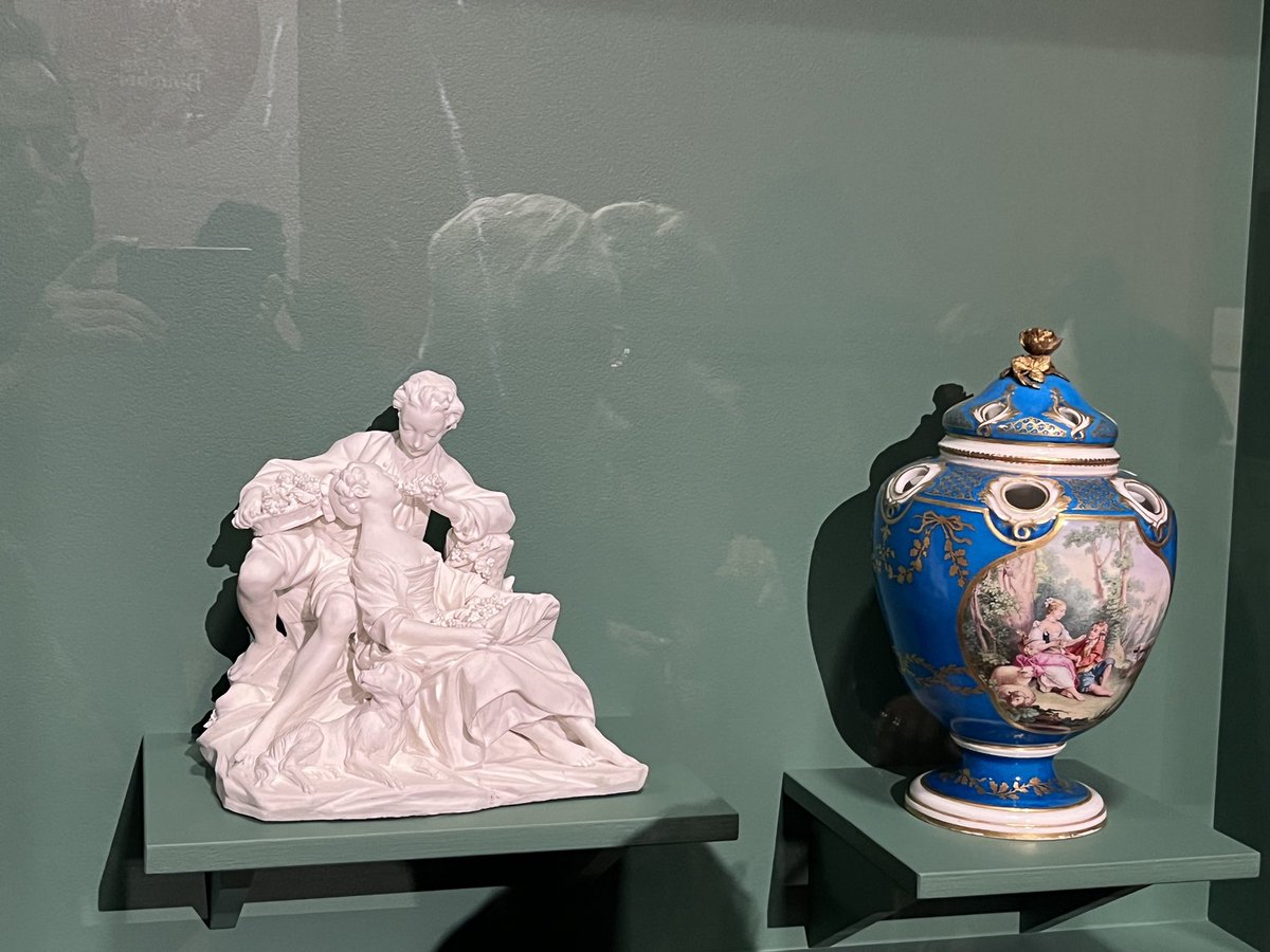 Très jolie initiative de @HeleneJagot et @DgnJess : Nous faire découvrir les incursions de François Boucher dans le théâtre et l’Opera avec de très jolis prêts qui dialoguent si bien avec les tableaux du musée des beaux-arts de <a href="/villedetours/">Ville de Tours</a> : décors (parfois très modernes)