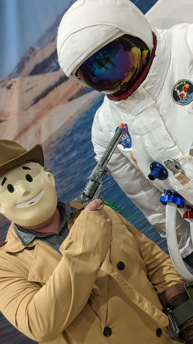 Harquimm's tweet photo. MysteriousStranger with #DoctorWho at #SUPERNOVA 22. https://t.co/KGC6PFxJBk