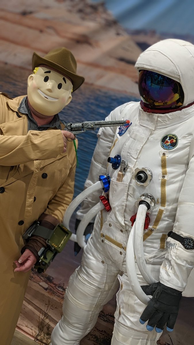 Harquimm's tweet photo. MysteriousStranger with #DoctorWho at #SUPERNOVA 22. https://t.co/KGC6PFxJBk