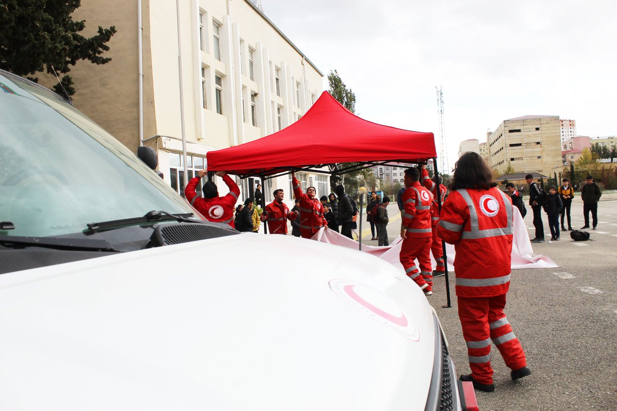 AzRedCrescent's tweet photo. Even though there was wind, AzRCS #volunteers built the red tent for the #FirstAid training. ♥️ https://t.co/2uCir1QKCg