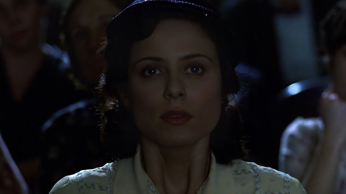 Un rostro de una belleza inabarcable y un talento casi infinito. Aitana Sánchez Gijón lleva iluminando nuestras pantallas desde hace más de 3 décadas. Una actriz de múltiples registros con una filmografía llena de títulos a descubrir. ¿Cuál es vuestro favorito?