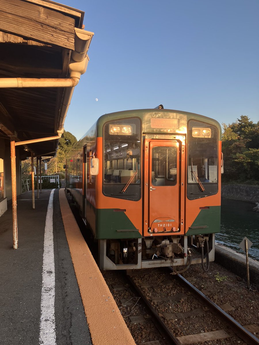 Endou29142647's tweet photo. #天竜浜名湖鉄道
今日から明日まで家族で泊まりに行ってます。暇だったので無人駅の浜名湖佐久米駅で、鉄道を撮りました。 https://t.co/flmiNKHRpw