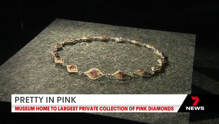アーガイル鉱山のピンクダイヤモンドを100個以上展示した展覧会、「ピンクダイヤモンド」がメルボルン博物館で開催されたそうです！

目玉は2.83ctの「アーガイル・バイオレット」（動画0:13に登場）
バイオレットの周りはアーガイルピンク…！💗

ぜひ日本でも開催していただきたいものです😭🙏😭 