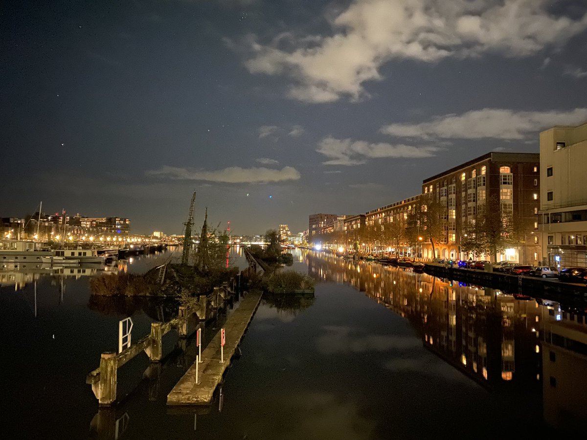 De skyline van de Zeeburgerkade gisterenavond. Je zal er maar wonen! ☺️