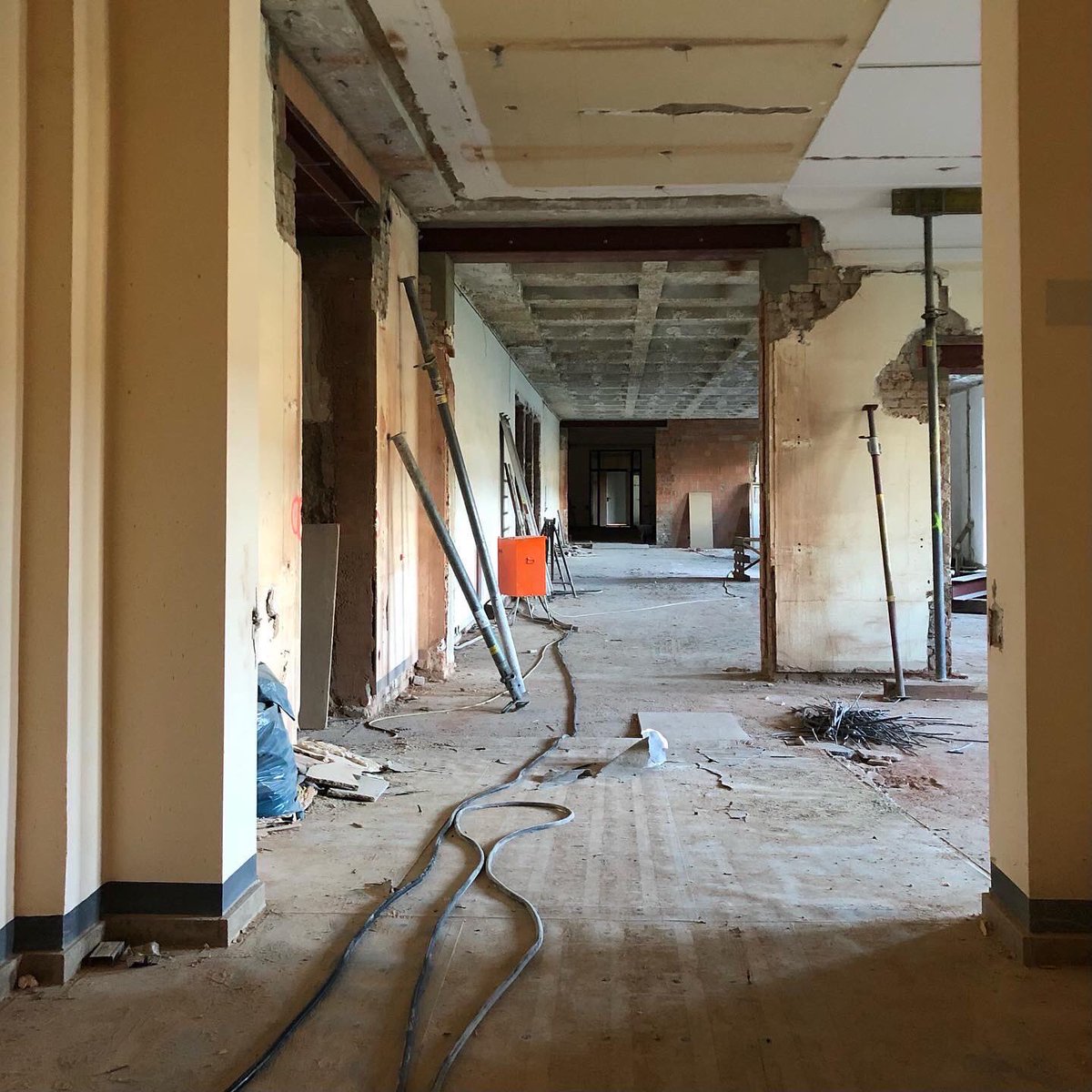Buchenwald_Dora's tweet photo. #museumzwangsarbeit: Unsere Freiwilligen (#fsj #asf #ijgd) besuchen die Baustelle im Th.Landesverwaltungsamt/#ehemaligesGauforumWeimar.
Hier entstehen barrierefreie Museumsräume (incl. #toilettenfueralle) und eine Dauerausstellung zur #NS-#Zwangsarbeit
👉https://t.co/gaM8kyi5ZW https://t.co/CWRdb5hICo