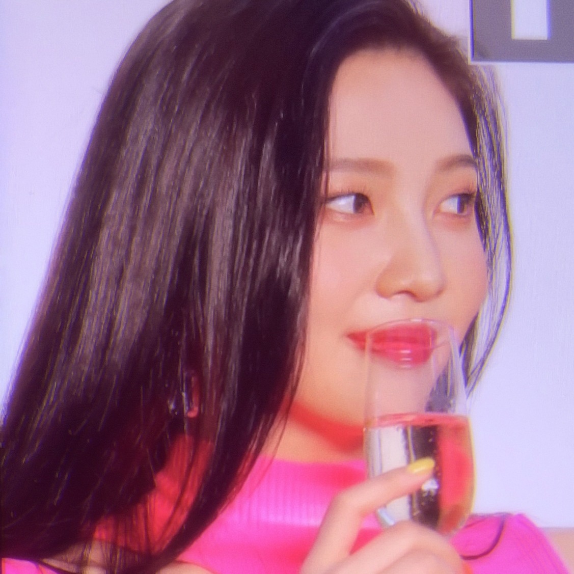 ㅤㅤㅤㅤㅤㅤㅤㅤㅤㅤㅤㅤ

When I walk in the room
I can still make the whole place shimmer,  and when I meet the band they ask, "Do you have a man?" I can still say, "I don't remember"
ㅤㅤㅤㅤㅤㅤㅤㅤㅤㅤㅤㅤ