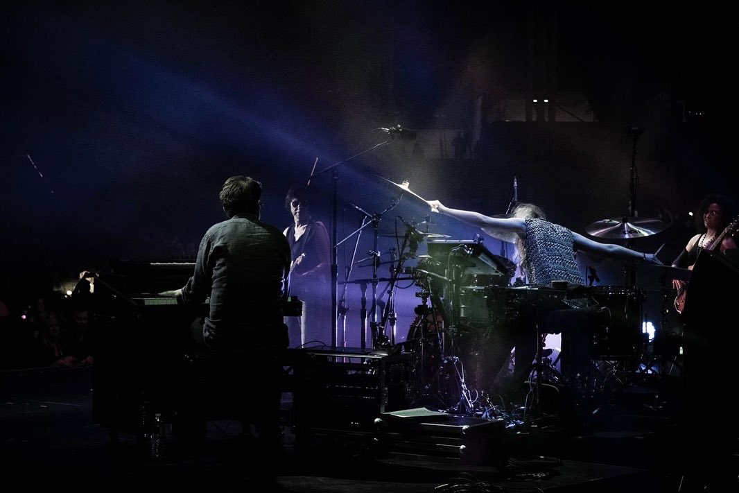 AnikaNilles's tweet photo. Enjoying each second on stage with the great @jeffbeck #johnnydepp @rhondasmithbass @robertadamstevenson https://t.co/A8WNeVWggv