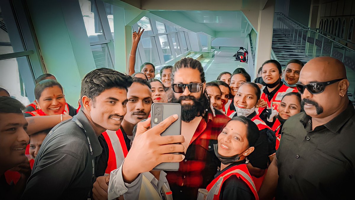 OLLE_HUDUGAA's tweet photo. Exclusive : #YashBoss takes off for Mumbai✈️

@TheNameIsYash #KGFChapter2 #Yash19 https://t.co/DfkdMkGL06