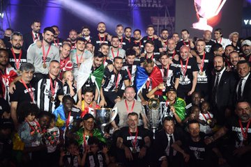 UEFAcom_de's tweet photo. 🎈 Happy Birthday, Sergen #Yalçın! 🎁🎉🍀🦅🇹🇷

#UCL | @Besiktas | @BesiktasEnglish https://t.co/M5XBBtpc1x