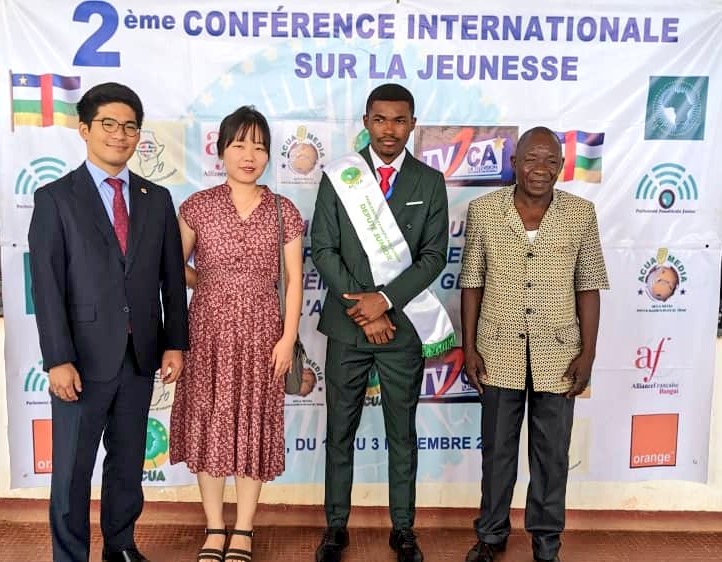 AEdzanga's tweet photo. Images en marge de la Deuxième Conférence Internationales sur la Jeunesse tenue à l'Assemblée Nationale de Bangui en RCA sur le thème: Développementse et renaissance africaine : quel profil de jeune pour l'émergence globale de l'Afrique ?
https://t.co/ZMoAEtE5p1 https://t.co/dNw9gadlo1