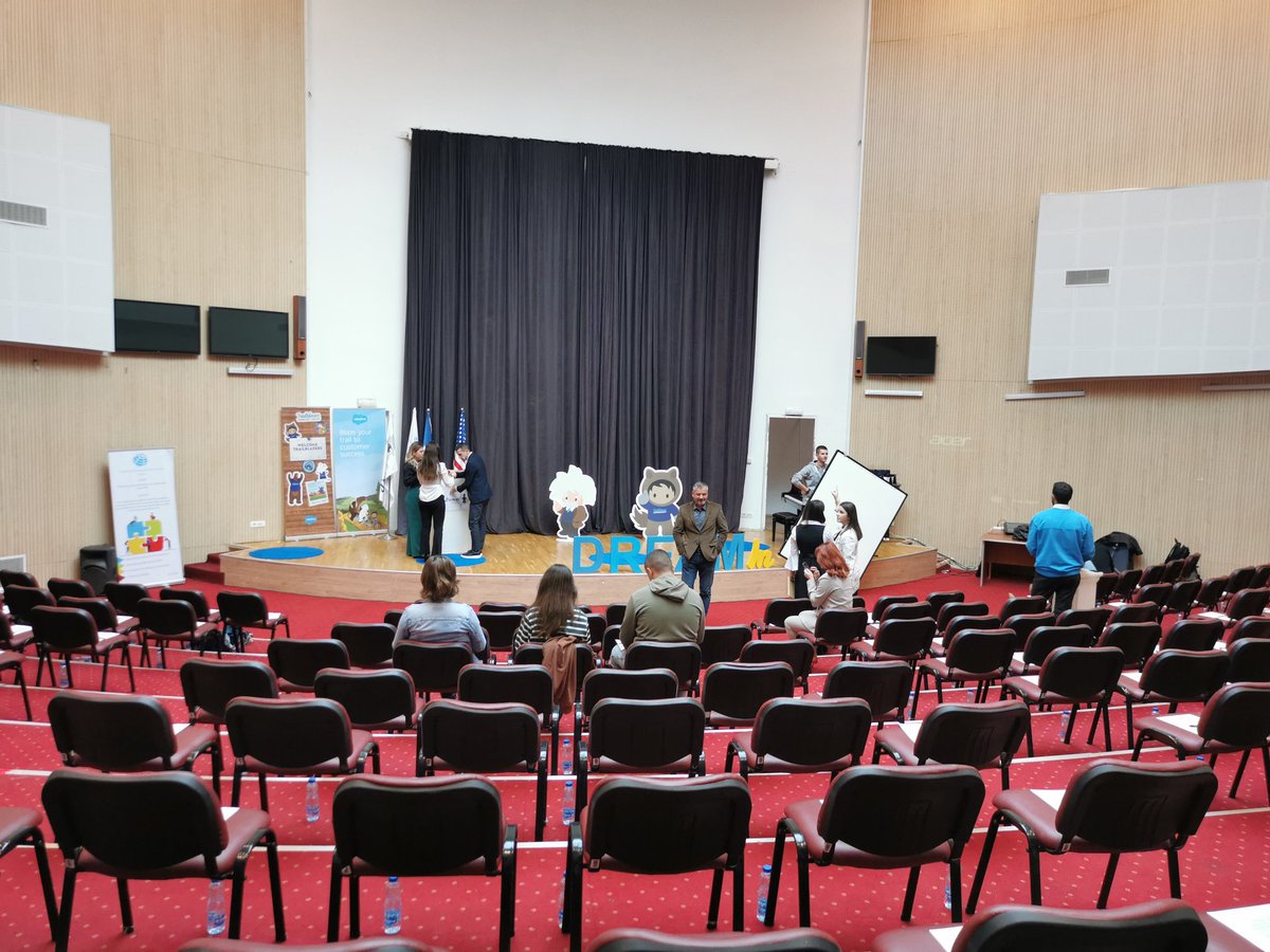 I like this moment when a Dreamin event did not start yet and that everybody is running for the last details🏃🏃‍♂️🏃‍♀️ #KosovoDreamin @LDA_Balkan