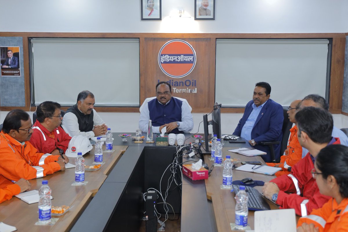 DirMktg_iocl's tweet image. It was heartening to see how committed the team is in Pune Terminal.
Had an insightful interaction with them and proud to know that their individual goals are aligned with @IndianOilcl&apos;s vision of making a buoyant India