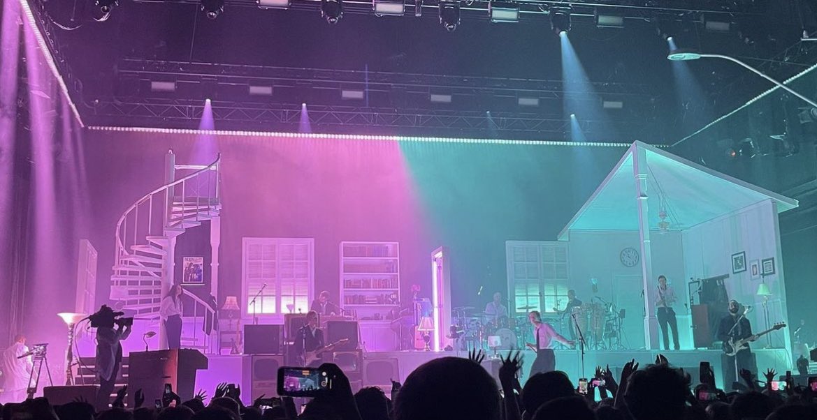 The1975_Tour's tweet photo. They’ve kept the same lighting for “A Change of Heart’ all the way back from ILIWYS tour and I am emotional 

#The1975 #BFIAFL https://t.co/5aEthSTOoa