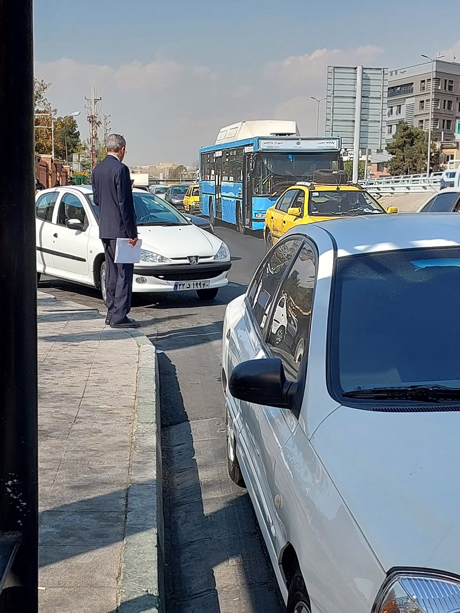 ali_safely's tweet photo. سخنرانیش تو تربیت مدرس که تموم شد پیاده تا سردر دانشگاه رفت. بدون هیچ همراهی!
خیال کردم ماشین رو خیابون پارک کرده ولی موبایل رو درآورد و گوشه خیابون منتظر اسنپ شد.
چند دقیقه که گذشت و اسنپ نیومد، رفت یه روزنامه خرید و به راهش ادامه داد.
قبلا هم یه بار BRT دیده بودمش
#علی_باقری https://t.co/eVUdCCFc5T