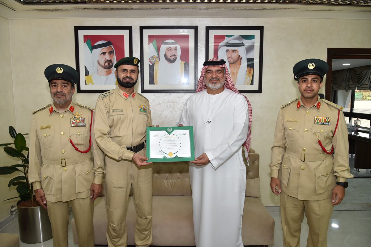 DubaiPoliceHQ's tweet photo. #أخبار⁩ | "أمن الهيئات" تكرم مجموعة منصور أهلي لتعاونها

التفاصيل:
 https://t.co/6tDC1MDMJJ

⁧#أمنكم_سعادتنا⁩
⁧#نتواصل_ونحمي_نبتكر_ونبني⁩ https://t.co/CP3S5fi7Eh