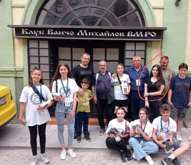 ⚠️Директорката на битолското училиште од ДПМНЕ - Сервини, со ќерката на Благој "Шаторов" (бивш секретар на фашистичкиот клуб).

СЕРВИНИ беше во посета на финансиерот на бугарските клубови, Милан Врабески.

Дали кадрите на ДПМНЕ ги бугаризираат нашите деца ❓