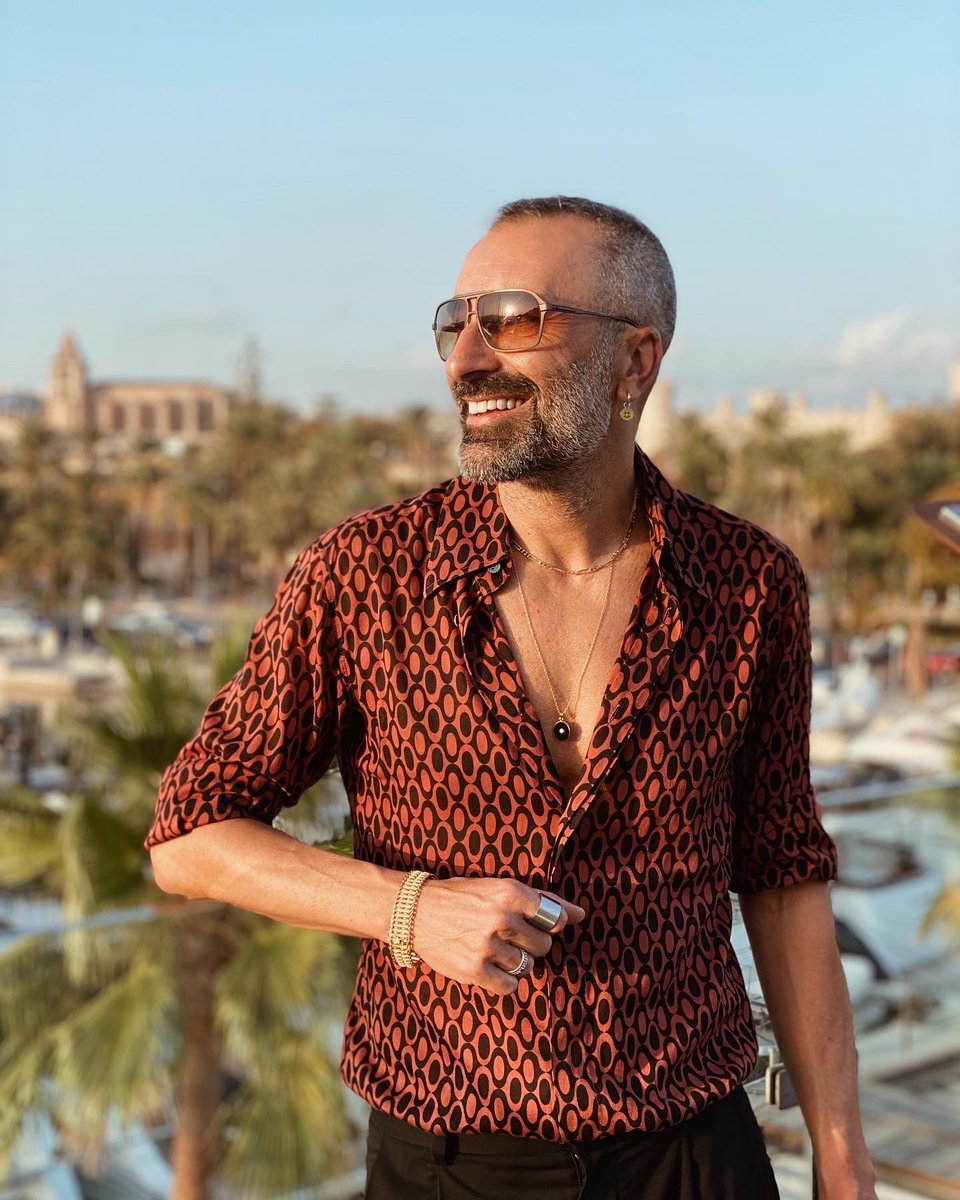 andresllompart's tweet photo. “La elegancia no consiste tanto en el traje como en el modo de llevarlo.”
-Honoré de Balzac-
.
.
.
.
#menstreetstyle #ootdmen #men #menwithstyle #mallorca #palmademallorca #hoscos #menandcoffee #fashionista #menfashionista https://t.co/SQdi6JTvMr