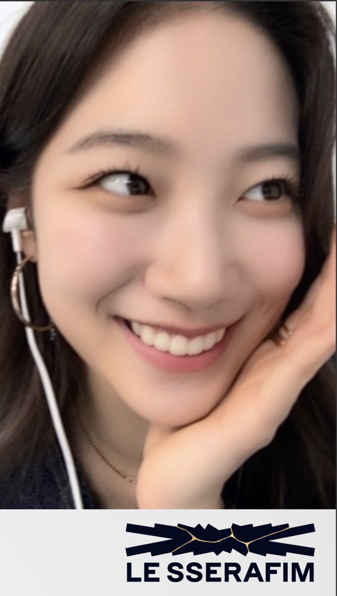 kuchaefim's tweet image. 今日何時に起きたか？聞いたら

カズハちゃんは今日10時起き。
ウンチェは今日11時起きだそう😪

明日はインガだからすごく早く起きると言っていた。　#LE_SSERAFIM