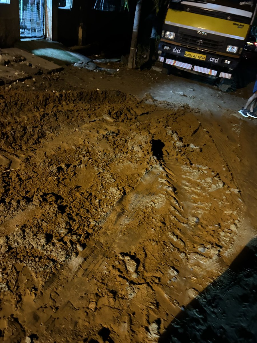 AyeshaSiddiqnaa's tweet photo. Internal Bellandur-sarjapura  road is blocked from more than a month, Why does it happen that the local authority first develops roads, then they dig the same road ? @BbmpEast @bbmpcommr @blrcitytraffic https://t.co/qOlsGFkBKm