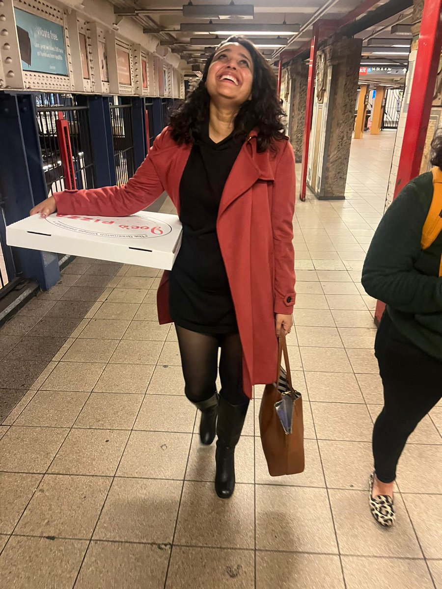 It’s not a New York weekend if you aren’t strutting the subway stations in boots, and carrying a large pizza home! ❣️😎🤓🎉
