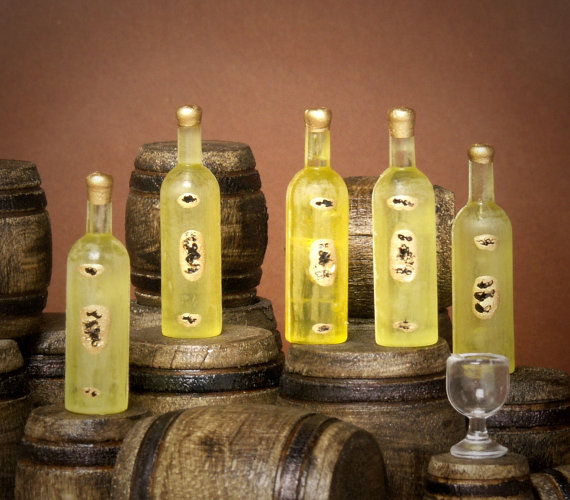 DinkyWorld's tweet image. Noble Miniature Bottle of White Wine for Your Dollhouse by DinkyWorld - etsy.me/1ySFqRI