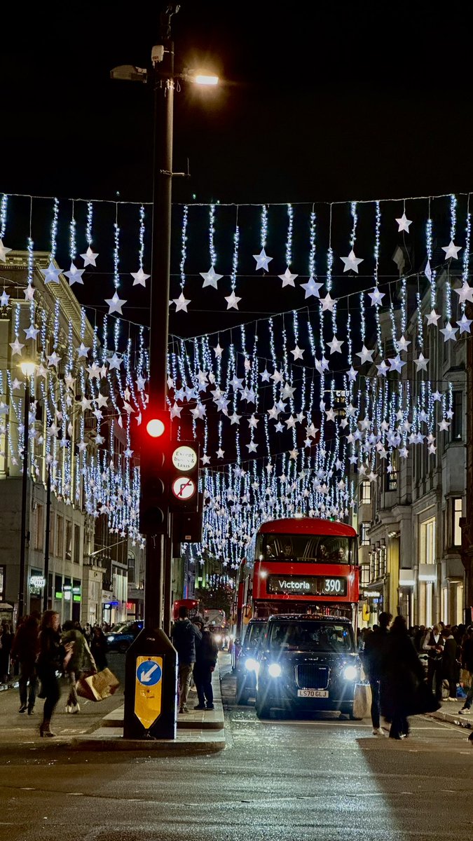 وتم رسمياً افتتاح إضاءات شارع أوكسفورد وشارع كارنبي Carnaby Street 
هذا تصويري أمس خصوصا شارع كارنبي أبدعوا بالثيم السنة 😍✨