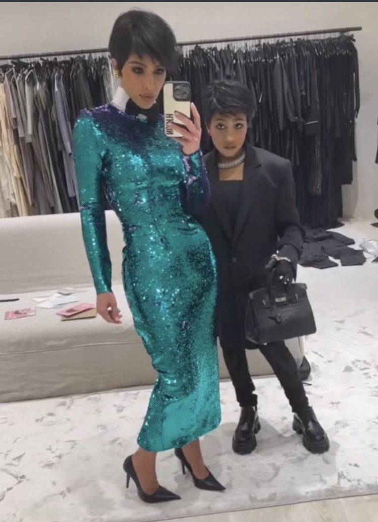 esprexidepressi's tweet photo. le Kardashian/Jenner vestite da #KrisJenner sono la cosa più bella della giornata https://t.co/eOkLHP5HPI