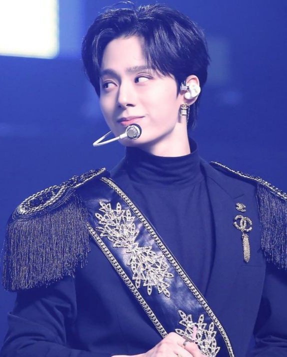 Xivnmei's tweet photo. I hate u, for not stay still. I hate you for giving up so easily, I hate u for sacrifice urself and tell its a better way. I hate when ur silence is too loud inside my mind. I hate when u hug me behind the door n ask me to wait a little longer..
#빵눙 #hwanwoong #Kimyoungjo #RAVN https://t.co/628lD74SP0