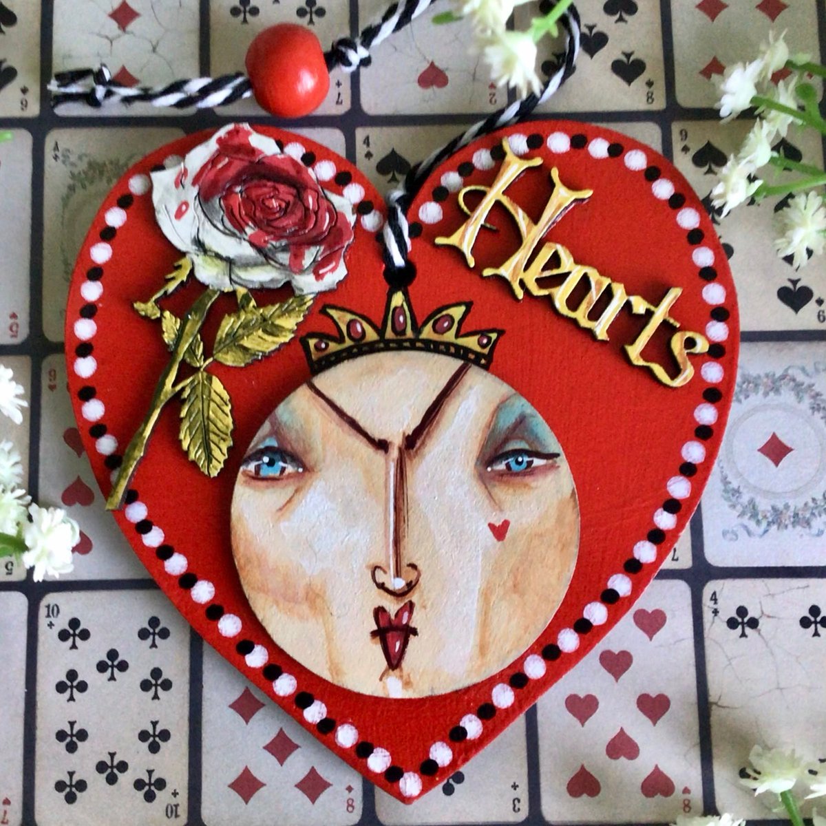 A very regal good morning to you. This Queen of Hearts decoration is completely hand painted and can be hung at the top of a winter wonderland tree to look down on all her subjects #ukgiftam #ukgifthour #shopindie #aliceinwonderland etsy.com/uk/listing/116…