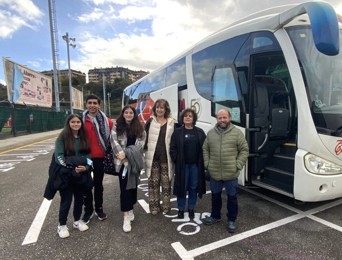 Camino al VII Encuentro Estatal de Consejos y Grupos de Participación Infantil y Adolescente. Que trabajéis mucho y que lo disfrutéis, Julia, Jimena y Gaizka!