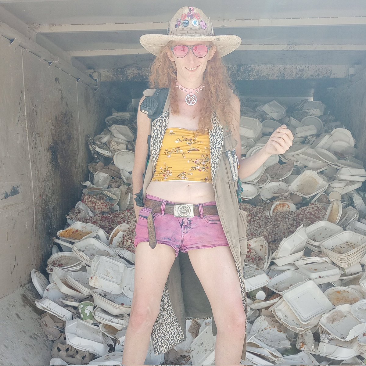 bablabl's tweet image. nothing turns me on like a half-full compost dumpster