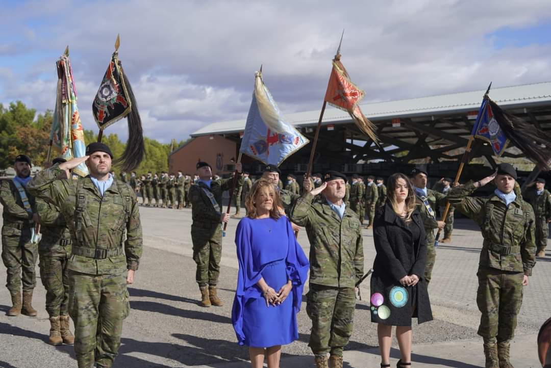 FUTER_ET's tweet photo. De nuestro compañerismo: Jamás abandonaré a un jinete. El cabo de Caballería Aarón Vidal López, fallecido en 2016 en #Irak, ESTÁ!!!!. 
Su familia entrega el primer premio 2022 en su memoria a un Lancero del Regimiento de #Caballería #España_11 🇪🇸 https://t.co/9xP0R97SXb