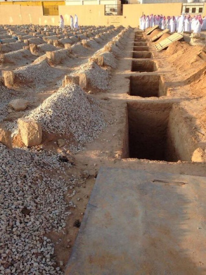 ورب محمد لن يفيدك أحد إذا رحلت من هذه القاصرة، لن يفيدك مخلوق إذا رحلت من هذه الفانية، فأحسن أمر دينك، والتزم تقوى ربك، واحذر أن تلاقي ربك وأنت مرتكب لكبيرة من الكبائر، وأشدها ترك الفرائض، ورأسها: أمر الصلاة، فاحذر من التقصير فيها، وعدم أدائها في وقتها، فالموت لا يعرف عُمرا.