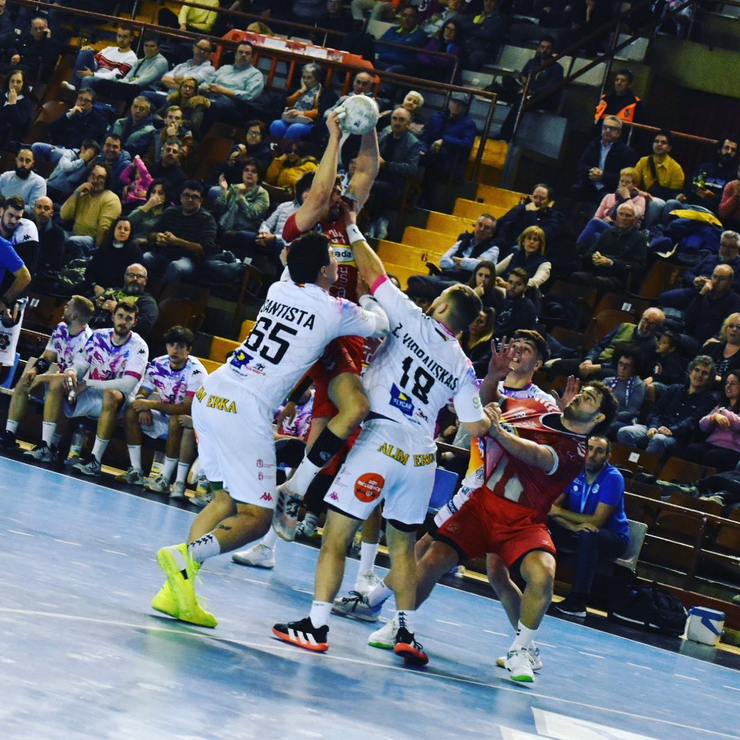 BmHuesca's tweet photo. 🔴 BADA HUESCA | ABANCA @ADEMARLEON 38 - BADA @BmHuesca 34
El equipo no logra puntos ante Ademar en un nuevo partido donde se imponen los ataques.
https://t.co/p5MX5j93dD
📸 Manu Quiroga
#ADEHCA #LigaPlenitudeASOBAL #LaLigaSportsTvPlus #BadaHuesca #HuescaLaMagia #Balonmano https://t.co/KxeWLOewbM