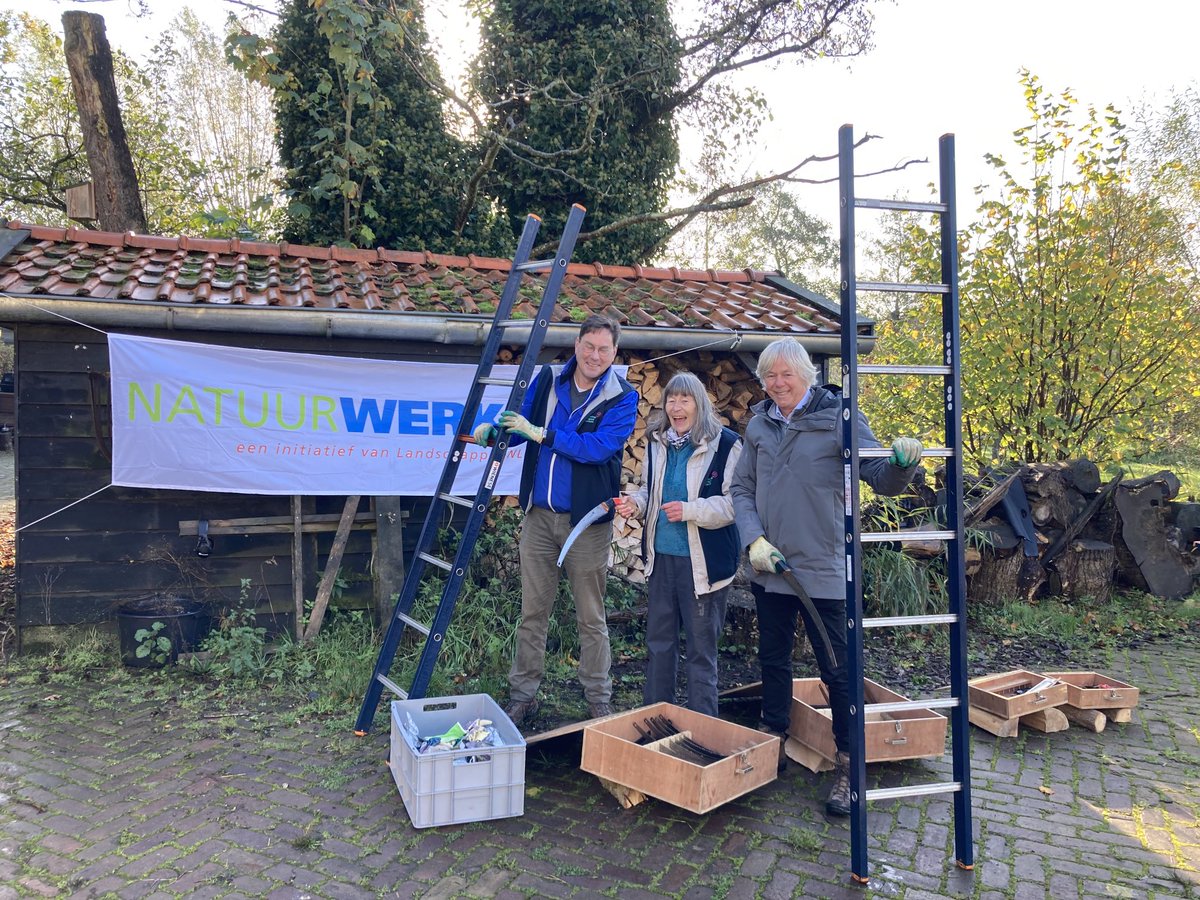 LandschErfgoed's tweet image. Ze hebben er zin in! ⁦Onze ⁦@IvoBrautigam⁩, locatieleider Hennie Hadderingh en wethouder ⁦@GemWbDuurstede⁩ ⁦@jankuiper⁩. Wilgen knotten in Langbroek tijdens de ⁦@NatuurwerkdagNL⁩.☀️