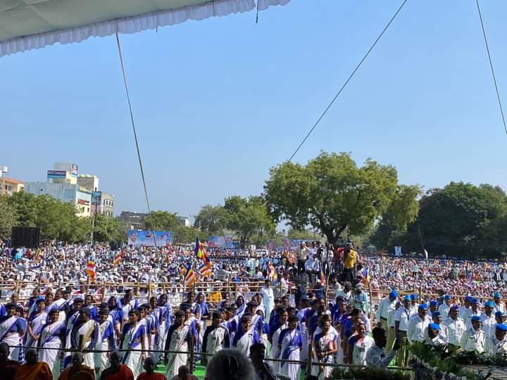 Yogi18657384's tweet photo. जेव्हा बाबासाहेब यायचे तेंव्हा सर्व लोकं कार्यकर्ते बाबासाहेबांवर जीव ओवाळून टाकायचे आज ही तीच निष्ठा कायम आहे
बाळासाहेबाच्या प्रेमापोटी ही अखंड जनता चटणी- भाकर खाऊन सभेला हजर झाली

ही गर्दी बिर्याणी, दारु, मटणावर, जमावता येत नाही.. https://t.co/pLRrVlqWTo