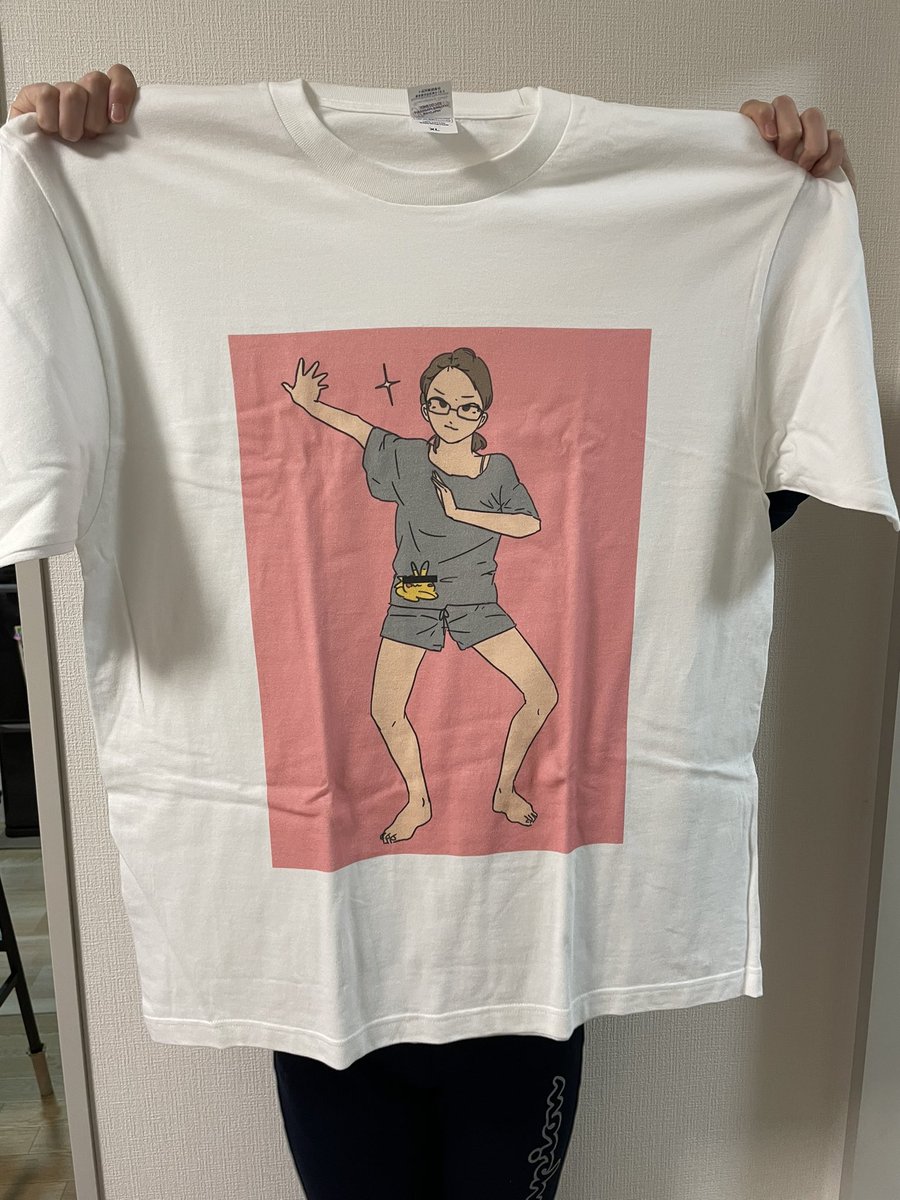 長女が描いた次女のイラストが沢山あったので、Tシャツにしました。次女が家でよく着てる服装のイラストばかりで、長女、よく見てるなぁ

絵が大きくて映える😋明日これを着て出かけるぞ〜

題して私の妹Tシャツ
(Tシャツを持っているのは次女) 