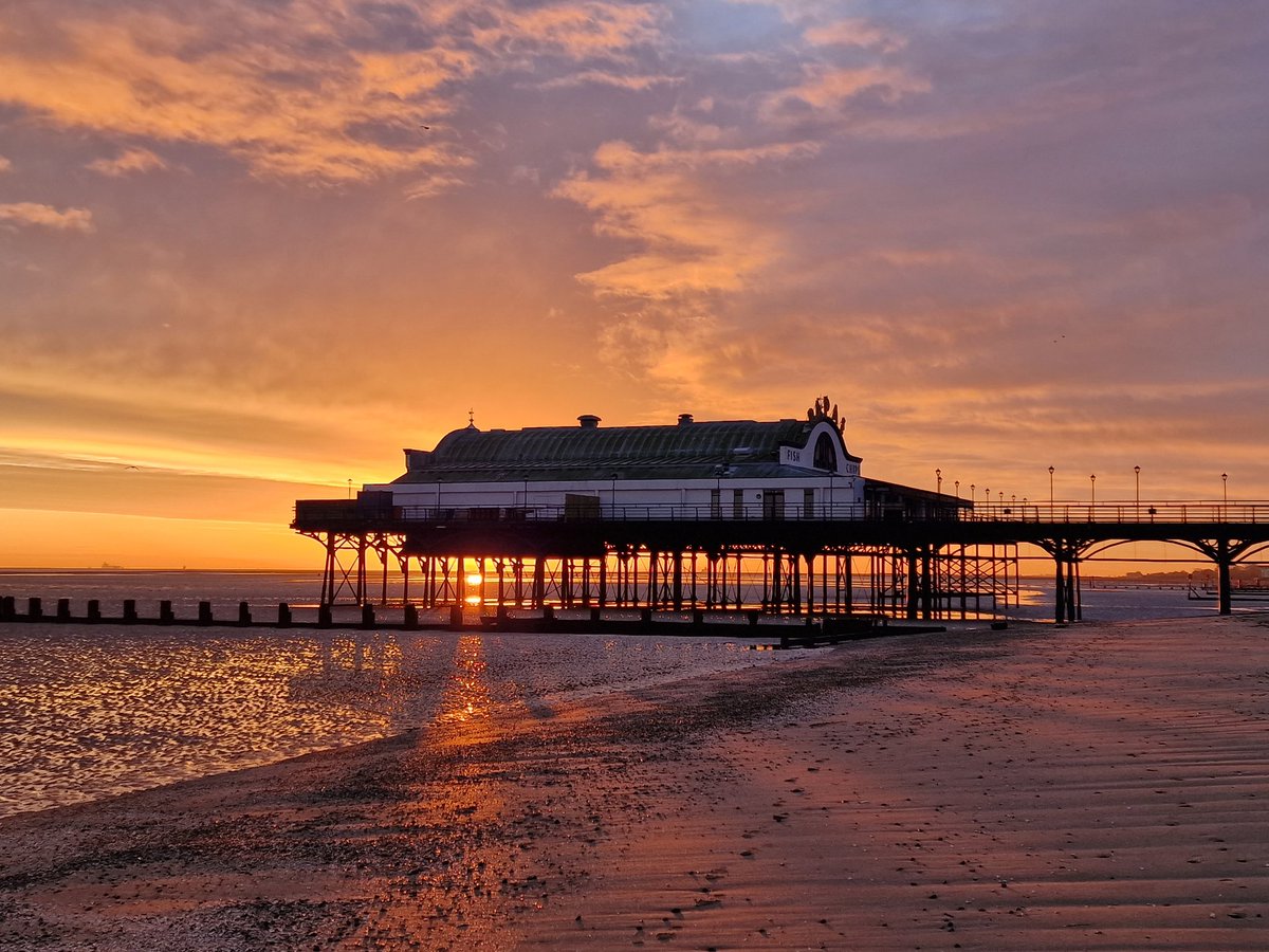 Loll43's tweet photo. Beautiful sunrise on my early morning dog walk with Willow. @CleethorpesUK #earlymorningwalk #cleethorpesbeach #sunrise #dogwalk https://t.co/nkQ7BBCFHE