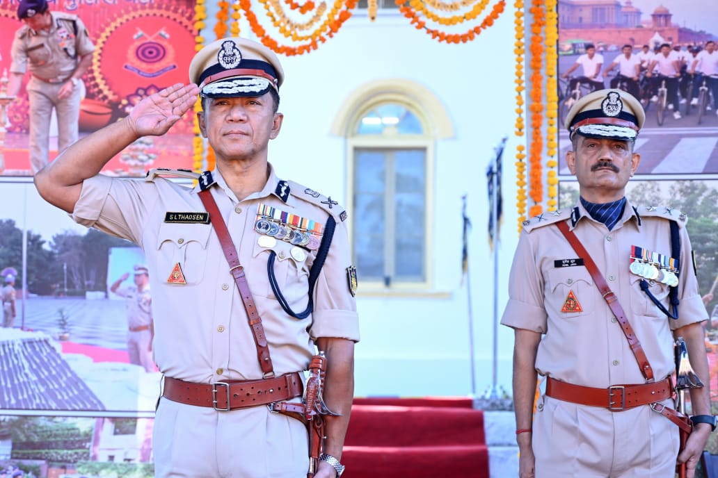 crpfindia's tweet photo. DG #CRPF @sthaosen attended the Oath taking ceremony of 53rd Medical Officers' Combatisation Course at @ISA_MountAbu. In his address, the DG reminded the newly appointed Medical Officers of the Hippocratic Oath and stressed on empathetic treatment of patients. https://t.co/5mef8Evd57