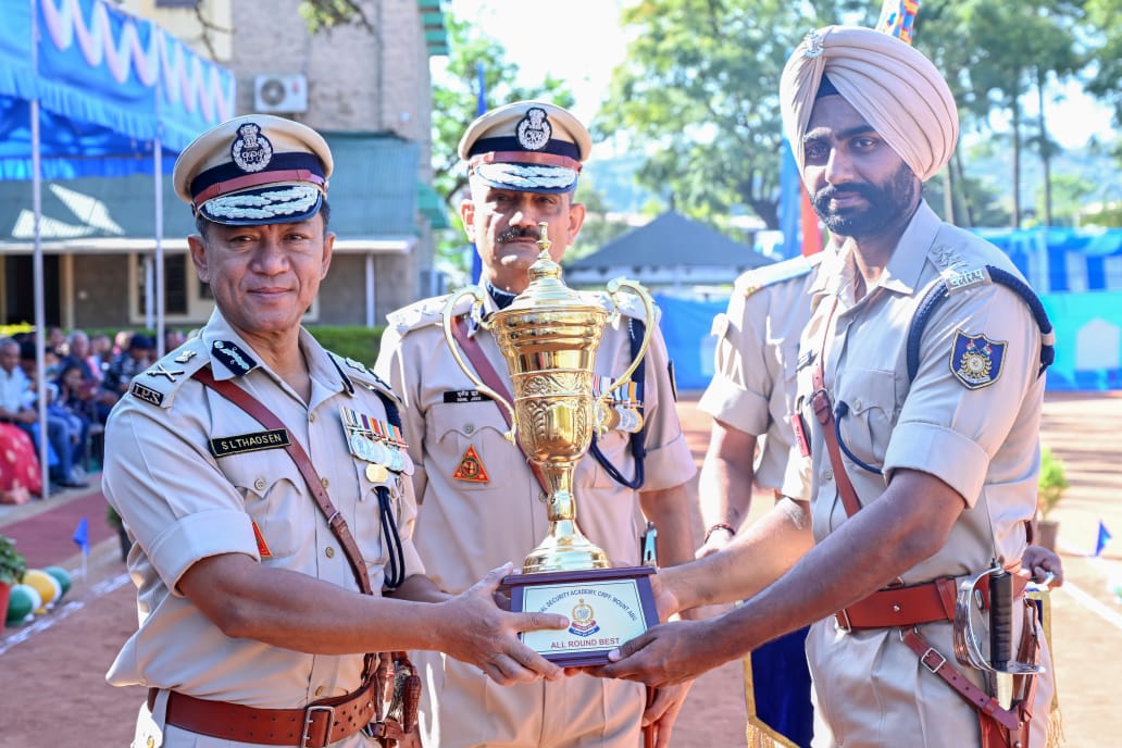 crpfindia's tweet photo. DG #CRPF @sthaosen attended the Oath taking ceremony of 53rd Medical Officers' Combatisation Course at @ISA_MountAbu. In his address, the DG reminded the newly appointed Medical Officers of the Hippocratic Oath and stressed on empathetic treatment of patients. https://t.co/5mef8Evd57