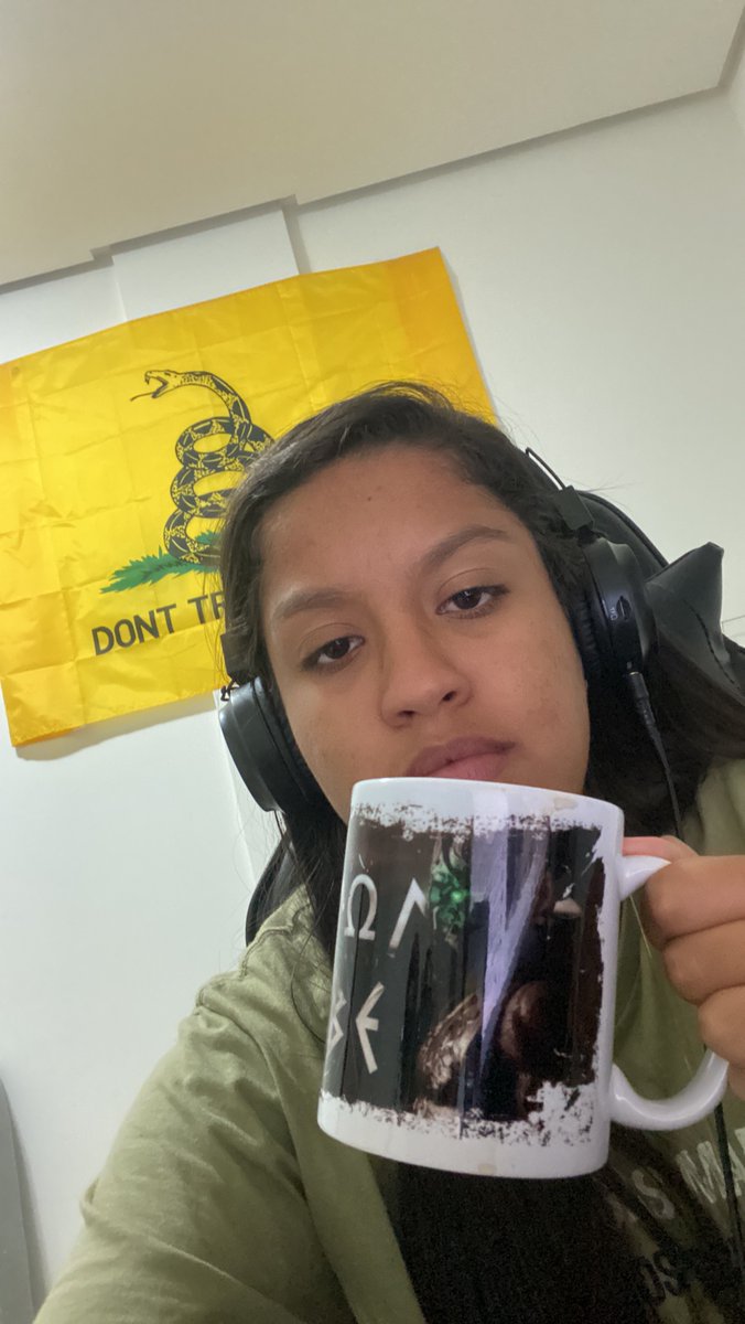 AnnaCMatos1's tweet photo. @ichbinpeterhp Muito sexy ver isso com uma caneca escrito molon labe e gadsden na parede 👍🏽👍🏽👍🏽👍🏽👍🏽 https://t.co/XREvWUSlAH