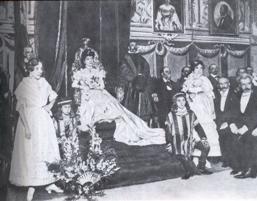 Els Jocs Florals eren una coenta exposició de fracs, fracassada i decadent, i els fervorosos amants de la terra la major part de les vegades ni sabien de què parlaven, i quasi sempre acabaven sent còmplices de la reacció. No eren de fiar. Parlaven d’una terra que no era promesa