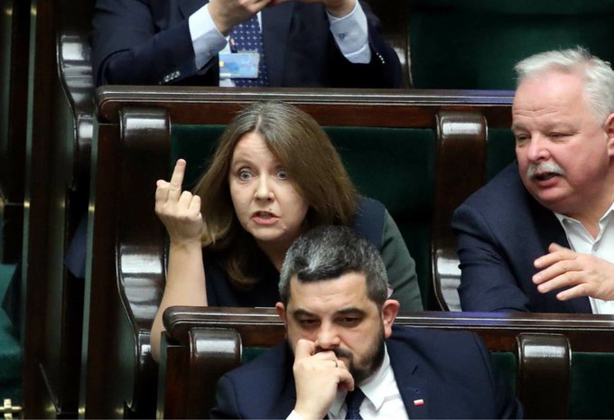 Darth_is_Vader's tweet photo. Muszę Wam przyznać, mam problem. Znów czytam, że nie wolno rozpowszechniać jakiegoś zdjęcia z tą Lichocką z PiS. A ja znalazłem parę, nie wiem, które nie wolno, a którego wolno i widzę, że parę osób też nie wie.
Puśćmy to w obieg, może znajdzie się ktoś, kto wie. https://t.co/o8kGqzRR7t