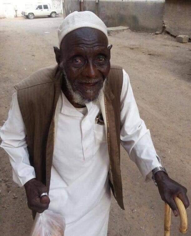 visitalharamain's tweet photo. ‼HISTOIRE INCROYABLE‼

👉🏻 Depuis 40ans, cet homme (Fayrouz At-Talal) qui vit seul à Haïl se rend à la mosquée avant l'appel à la prière pour assister à la prière en groupe.

💎 À cause de sa solitude il craignait de mourir chez lui et que personne ne le sache de ce fait, https://t.co/ogBX7quYMJ
