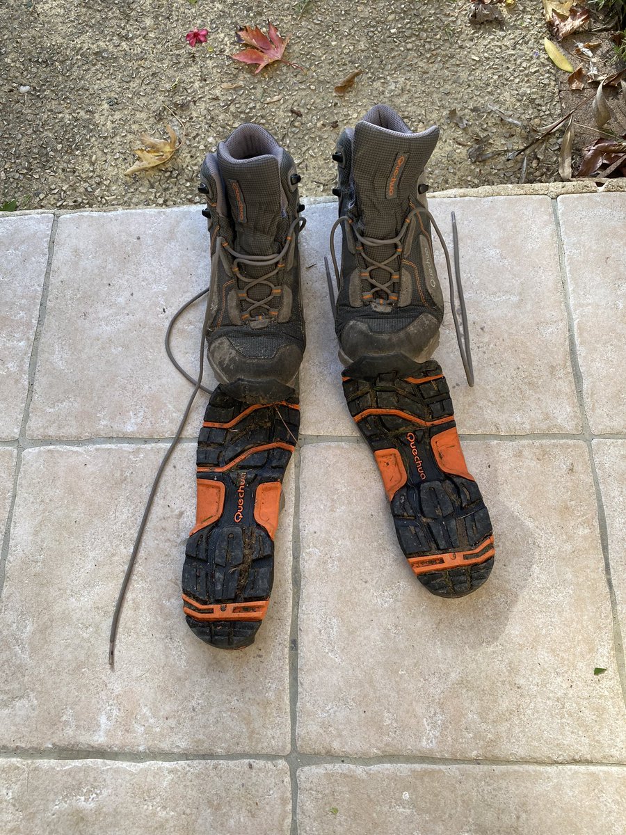 Dites donc <a href="/Decathlon/">Decathlon</a> !!! Vous pouvez me dire qu’est ce que c’est ‘queschua ?? Des chaussures toutes neuves de 2007!! La semelle même pas usée et réversible, ça c’est du concept !! 🤣