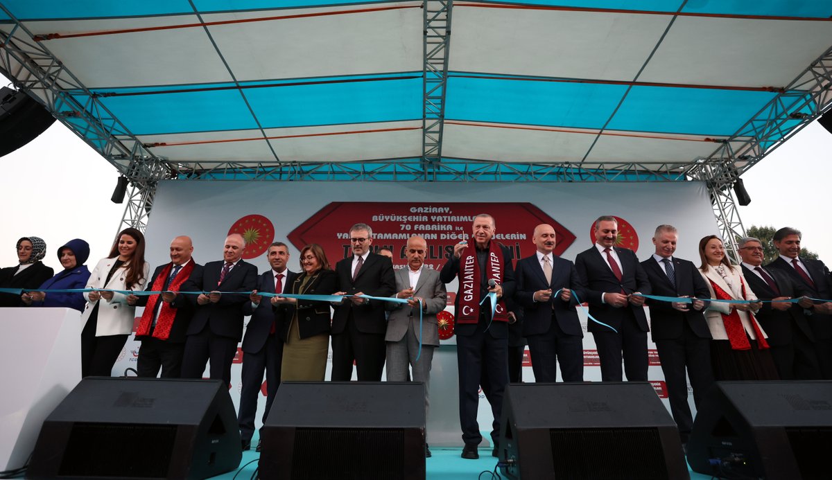 RTErdogan's tweet photo. Yüreğimiz, aşkımız, sevdamız Antep kadar, Türkiye kadar büyük…

Teşekkürler Gaziantep 🇹🇷 https://t.co/v9lh4euWbH